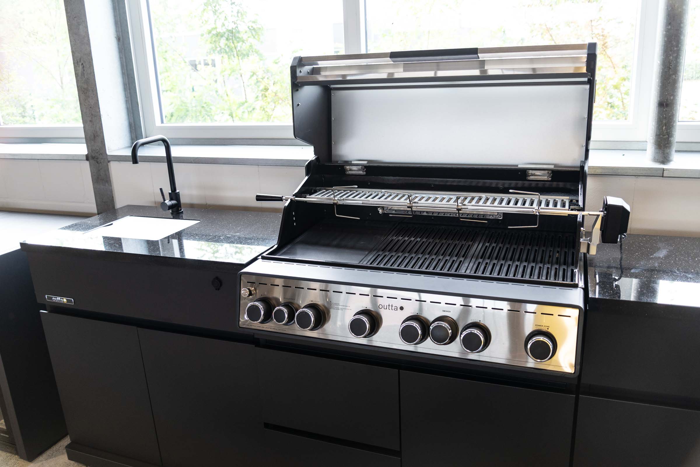 Ausgestellte Grillküche im GREENOL BBQ Store mit Gasgrill, Spüle und Stauraum