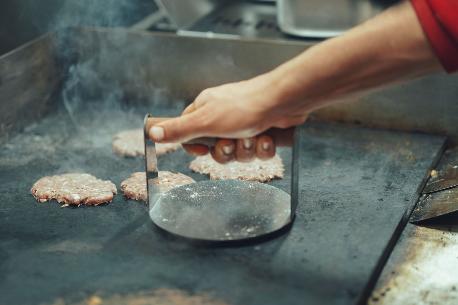 Smash-Burger-Patties auf einer heißen Plancha – Foto: Reza Tavakoli / Pexels.