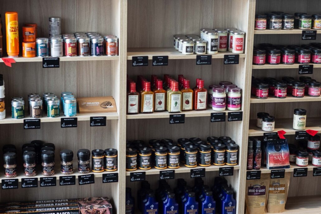 Regal mit BBQ-Rubs, Gewürzen und Saucen im GREENOL BBQ Store